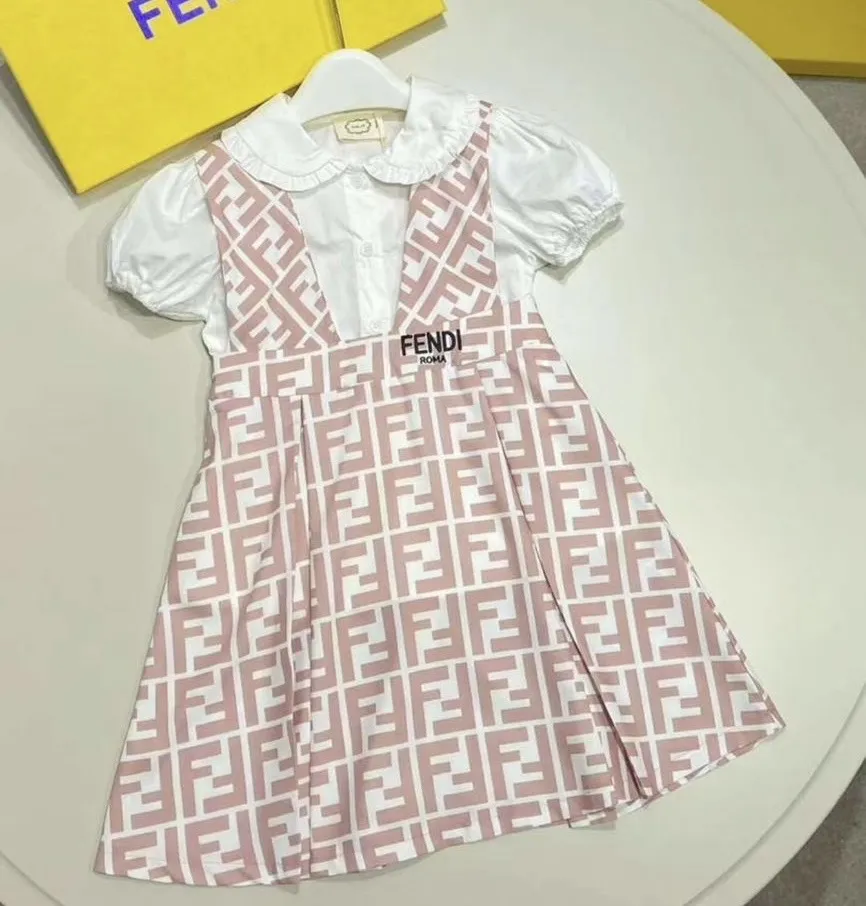 Habits pour filles de 4 à 8 ans 