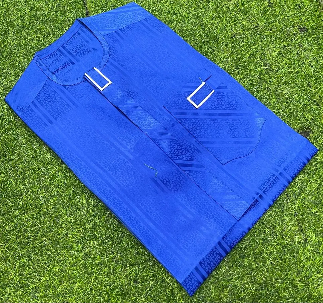 le Complet Original Nigérien - Haute Qualité et Élégance  ✨ Marque de Haute Qualité : Nos complets sont soigneusement cousus pour garantir une finition impeccable et une durabilité exceptionnelle.  👗 Tailles Standard : Disponibles en tailles standard pour