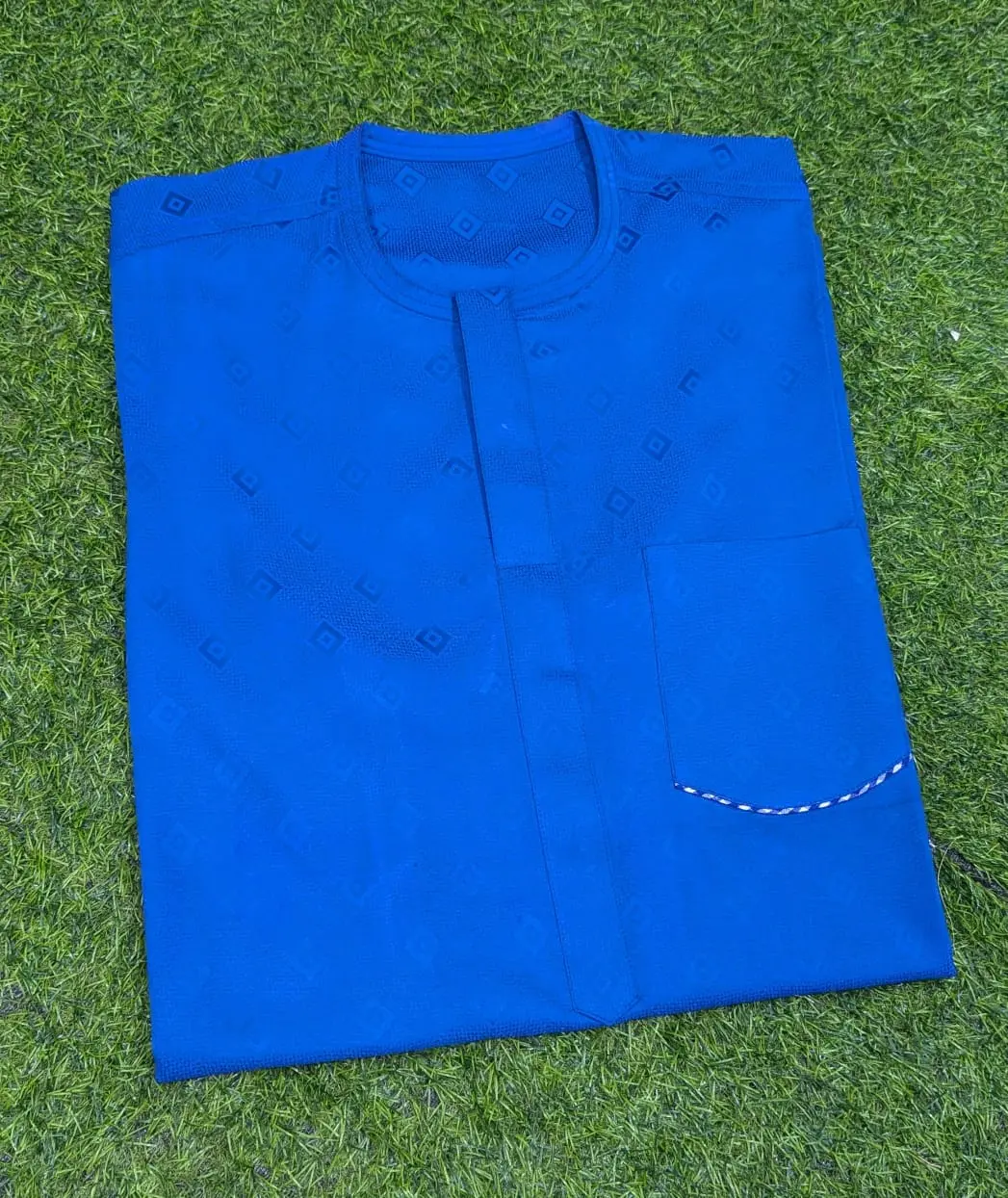 💎💎💫le Complet Original Nigérien - Haute Qualité et Élégance  ✨ Marque de Haute Qualité : Nos complets sont soigneusement cousus pour garantir une finition impeccable et une durabilité exceptionnelle.  👗 Tailles Standard : Disponibles en tailles standard p