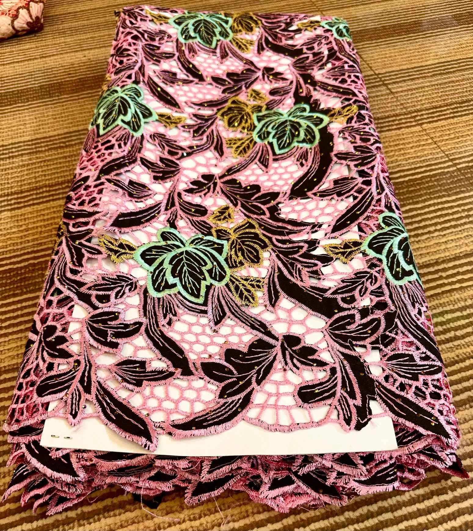 Dentelle brodée hkc 