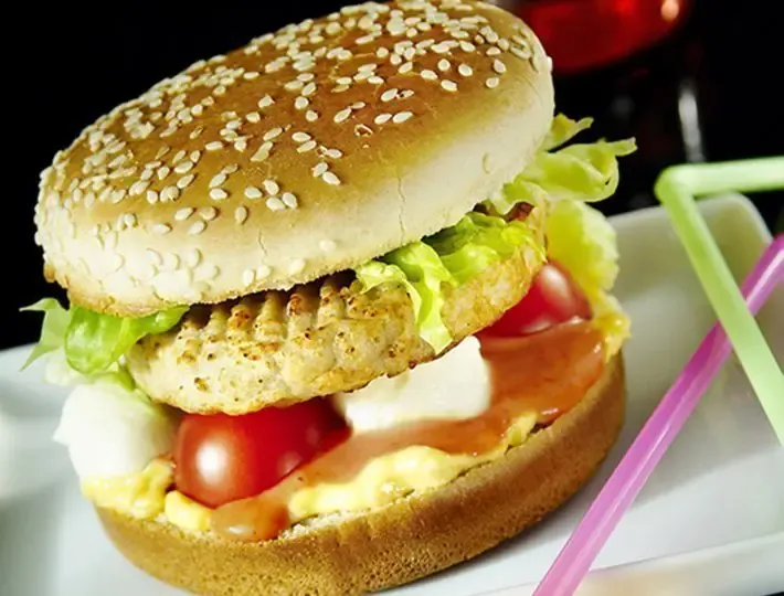 Hamburger au poulet gratiné