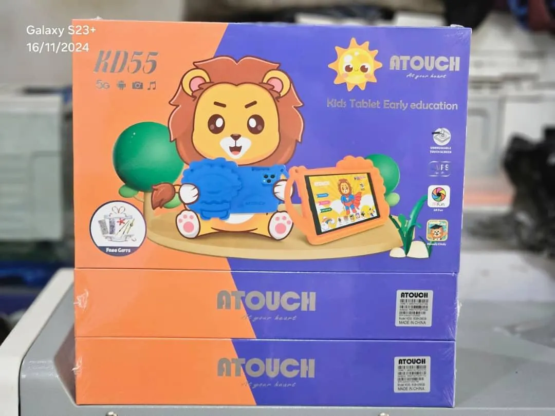 Tablette pour les enfant, étudiant homme d'affaires et bureaucrate