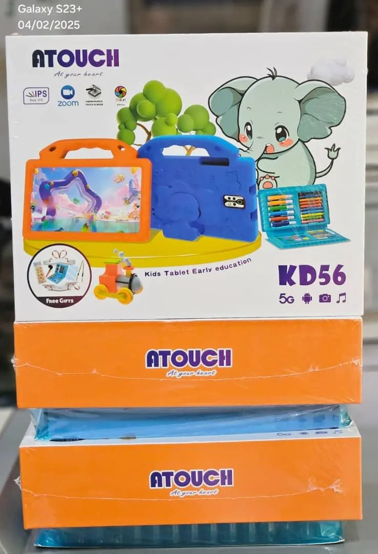 Tablette pour les enfant, étudiant homme d'affaires et bureaucrate