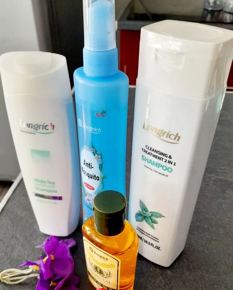 KIT BIEN-ETRE ET BEAUTE DES CHEVEUX Les 4 produits à avoir absolument pour les soins de vos cheveux au quotidien.  Shampooing à base de Thé Blanc  Nettoie les cheveux en profondeur, fortifie les cheveux fatigués en les laissant brillant après chaque trait