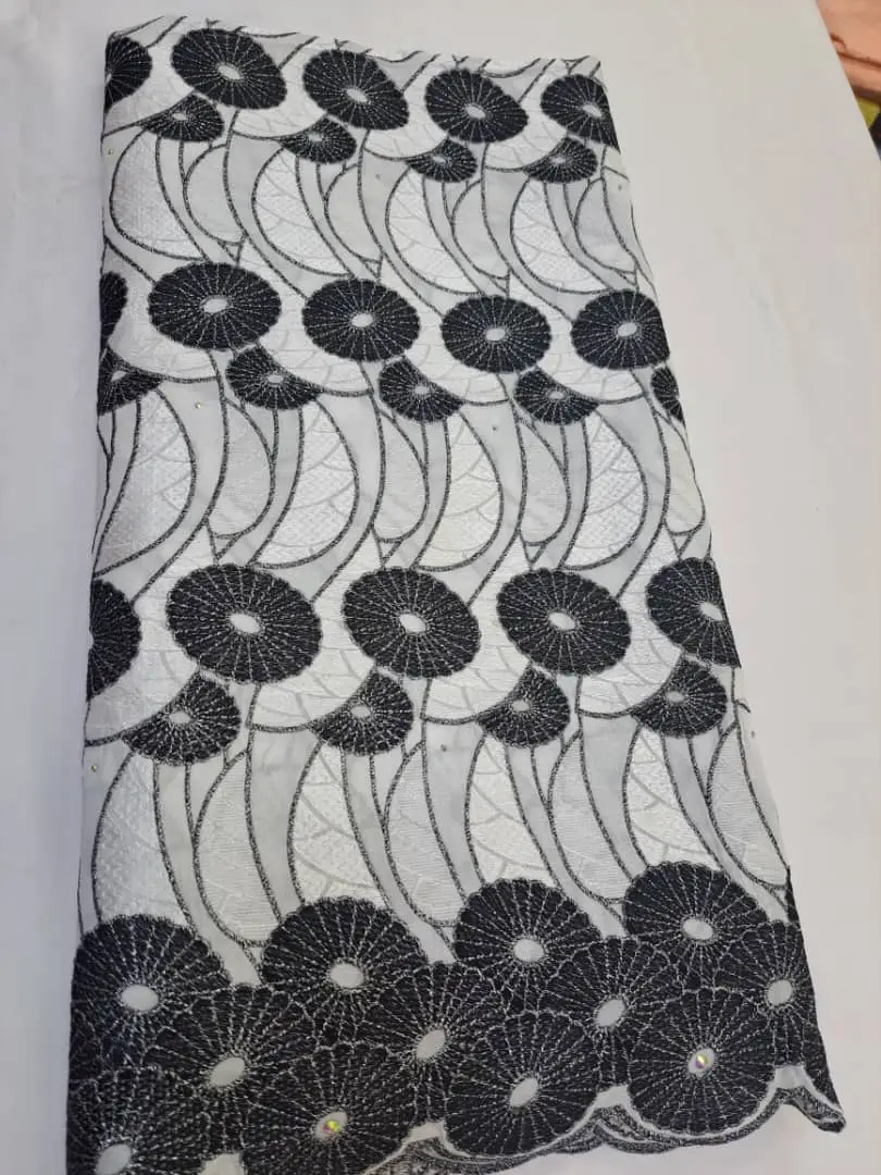 Brodé Autriche couleur gris noir