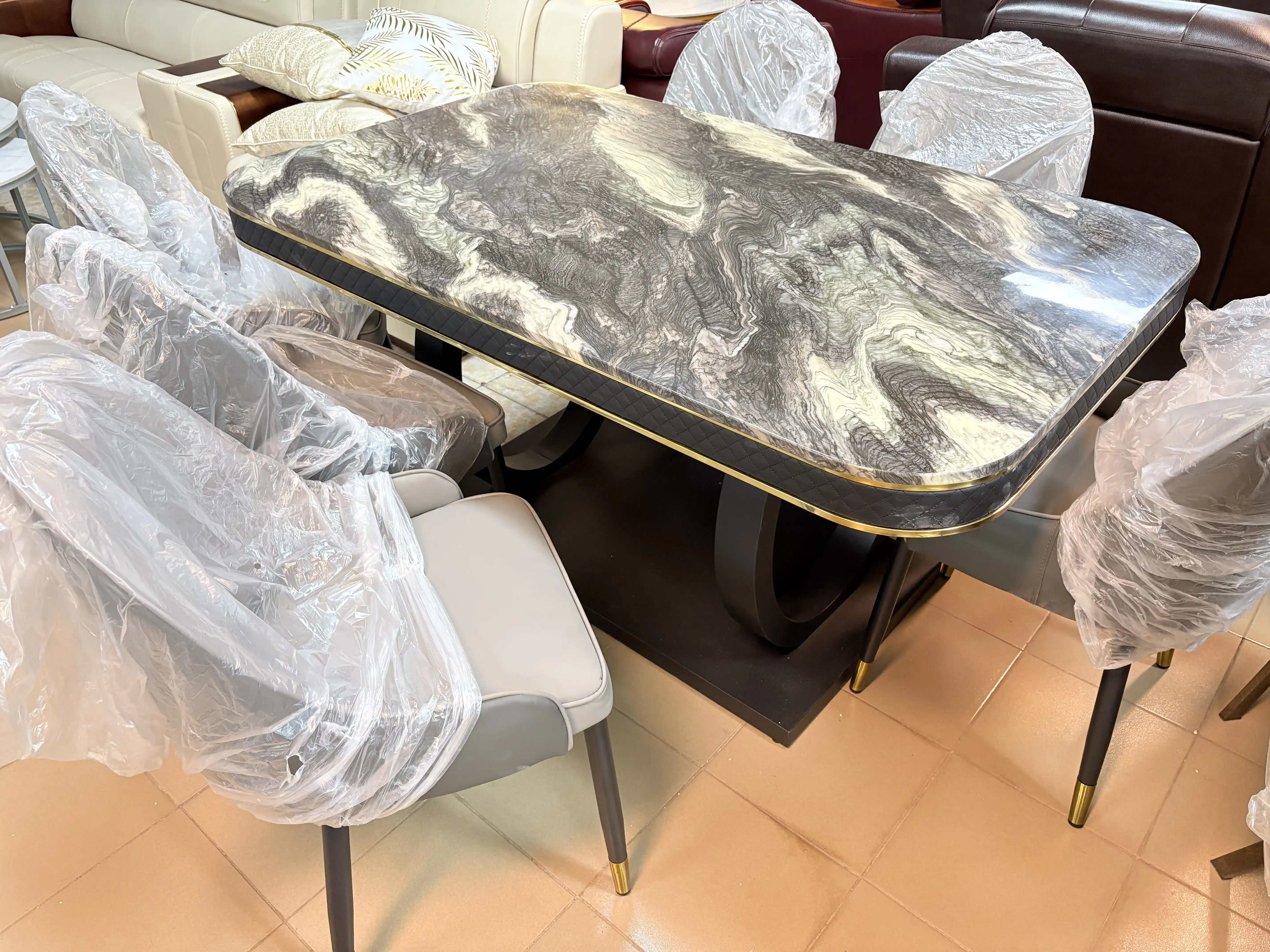 Table à manger 6, place Marbourg classique Table à manger 6, place Marbourg classique - Vue détaillée 1