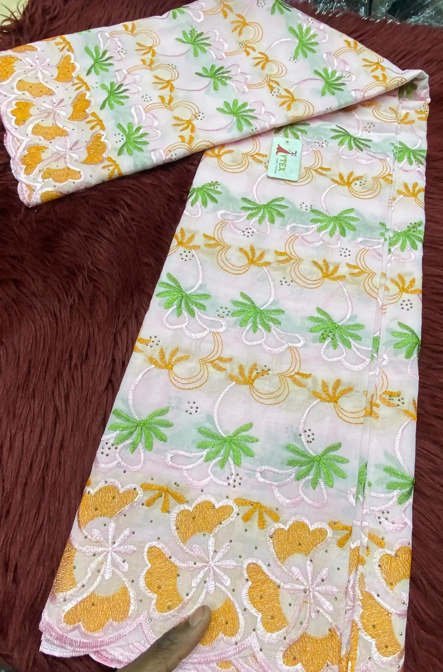 Brodé qualités supérieure  - Vue détaillée 1