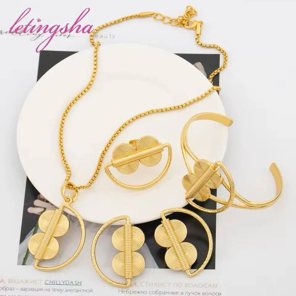 Vue alternative 5 - Collier et boucle femme