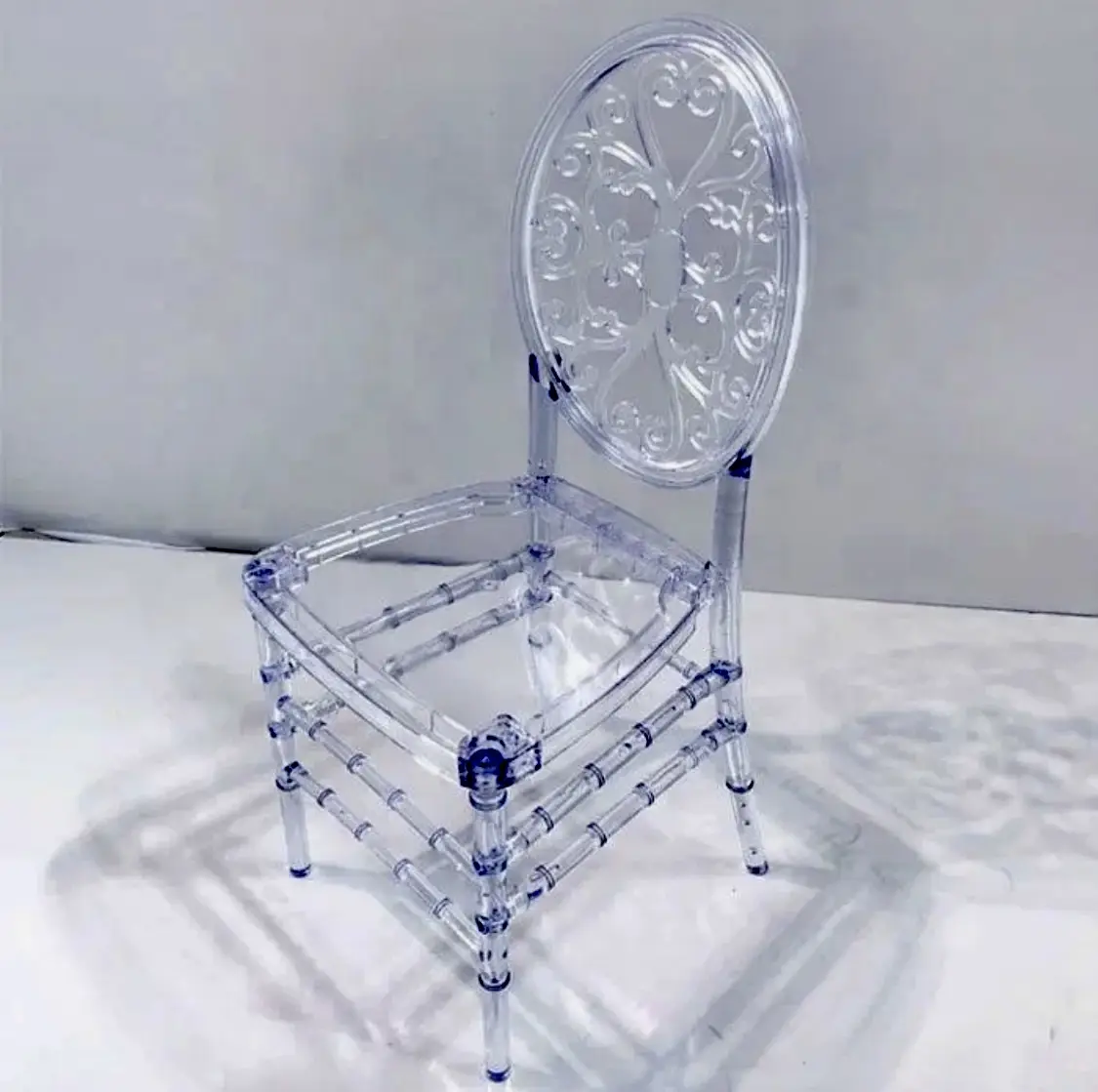 Vue alternative 1 - Chaise transparente 
