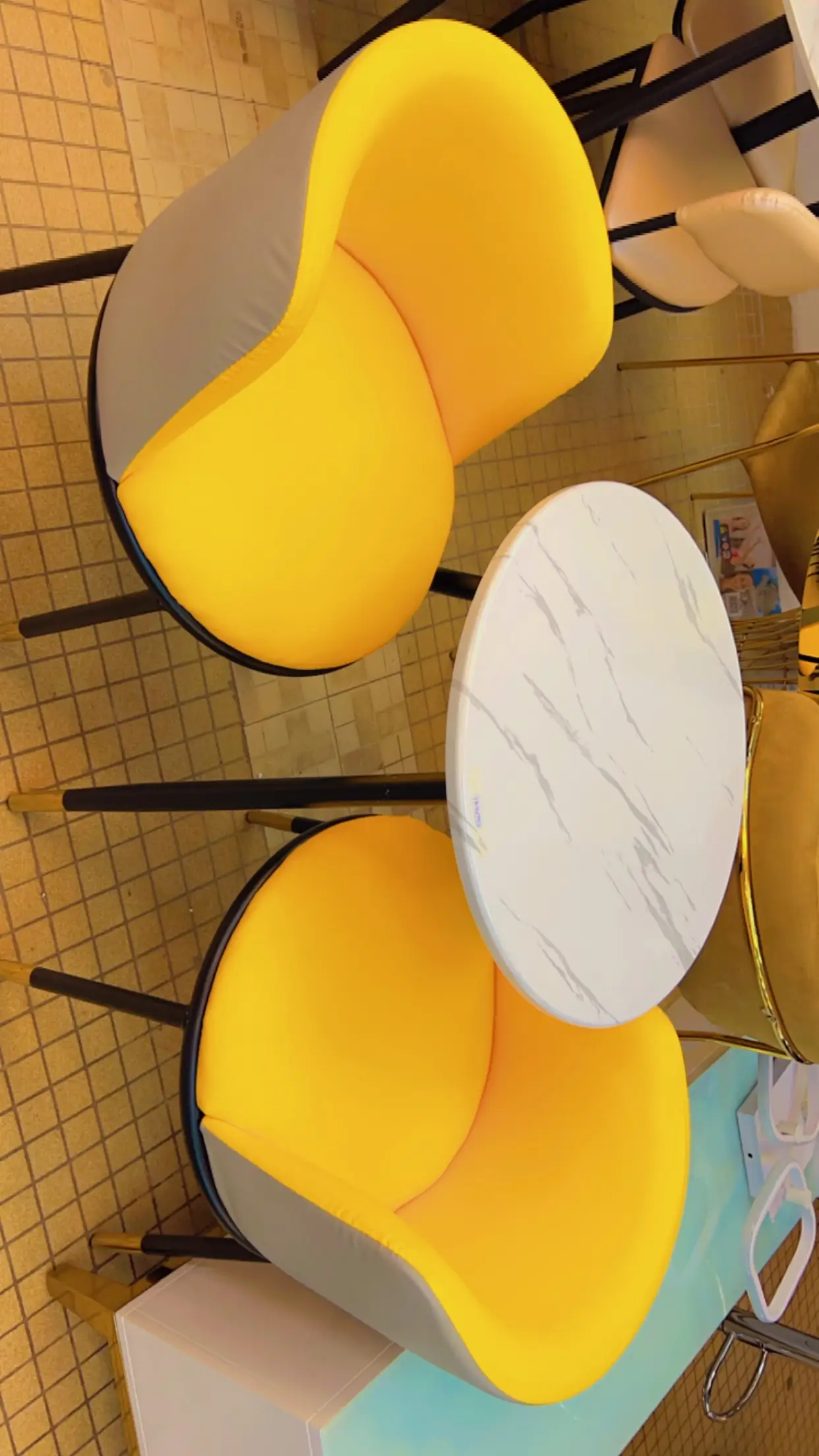 Vue alternative 3 - Table avec chaise complète 