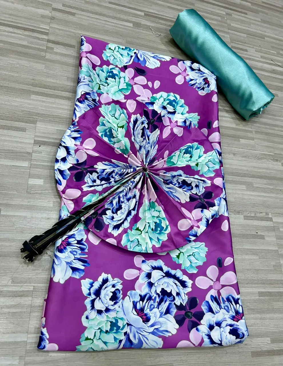 Vue alternative 3 - Ensemble de soie fleuries +éventails + satin