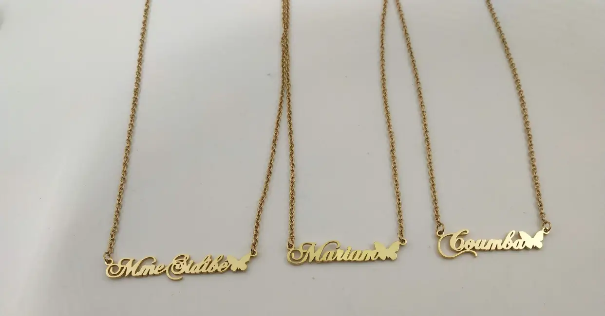 Vue alternative 1 - Collier personnalisé avec papillons 