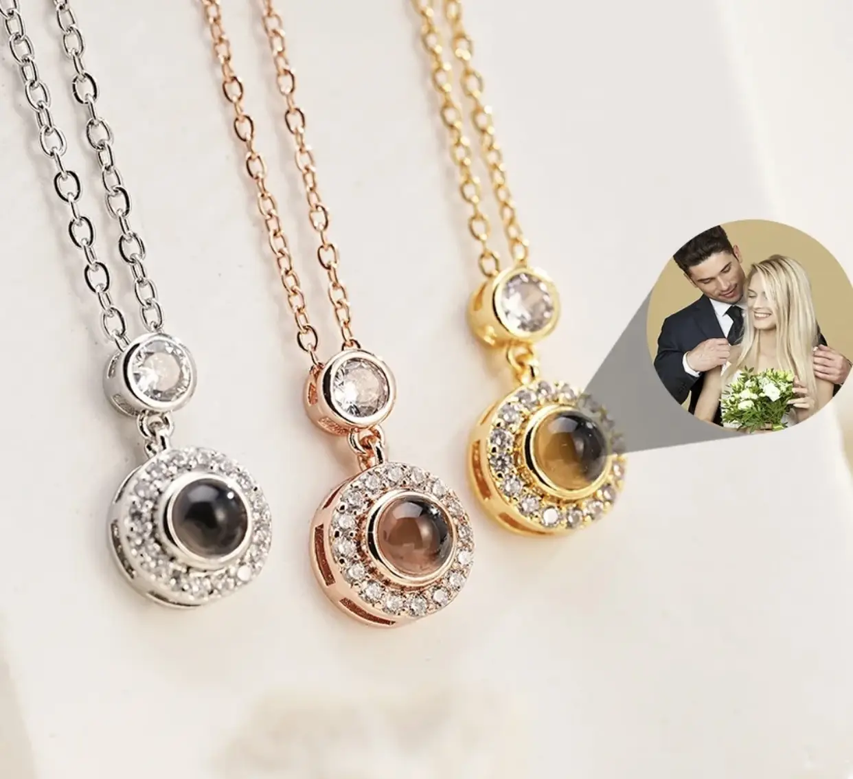 Vue alternative 1 - Collier personnalisé avec photo projetée 