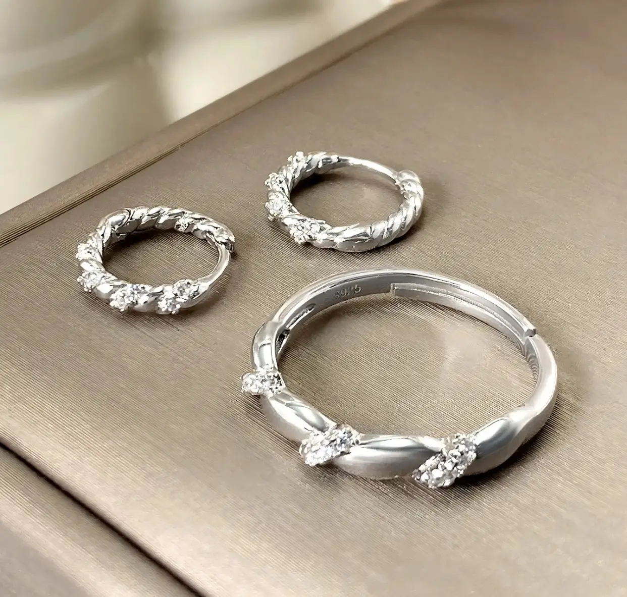 Vue alternative 1 - Ensemble bague boucles en argent 