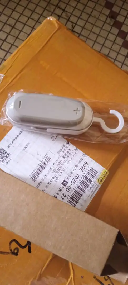 Vue alternative 1 - Mini machine à sceller (coller) les sachets plastiques 