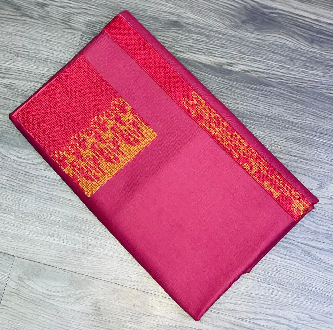 Vue alternative 1 - Tissu brodé 
