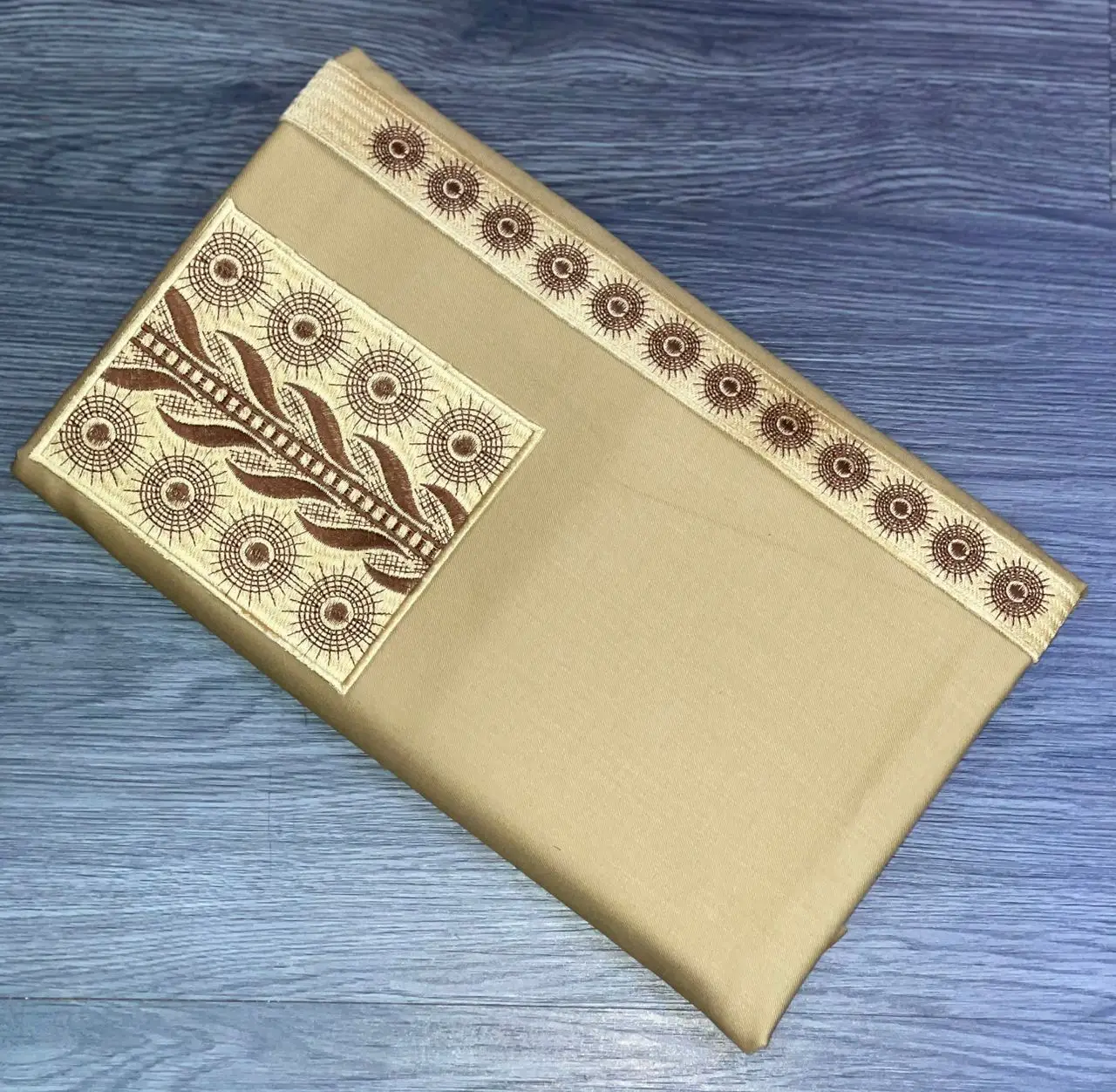 Vue alternative 3 - Tissu brodé 