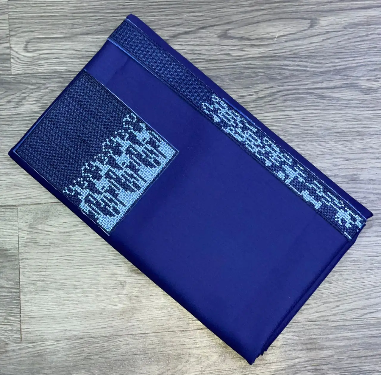 Vue alternative 4 - Tissu brodé 