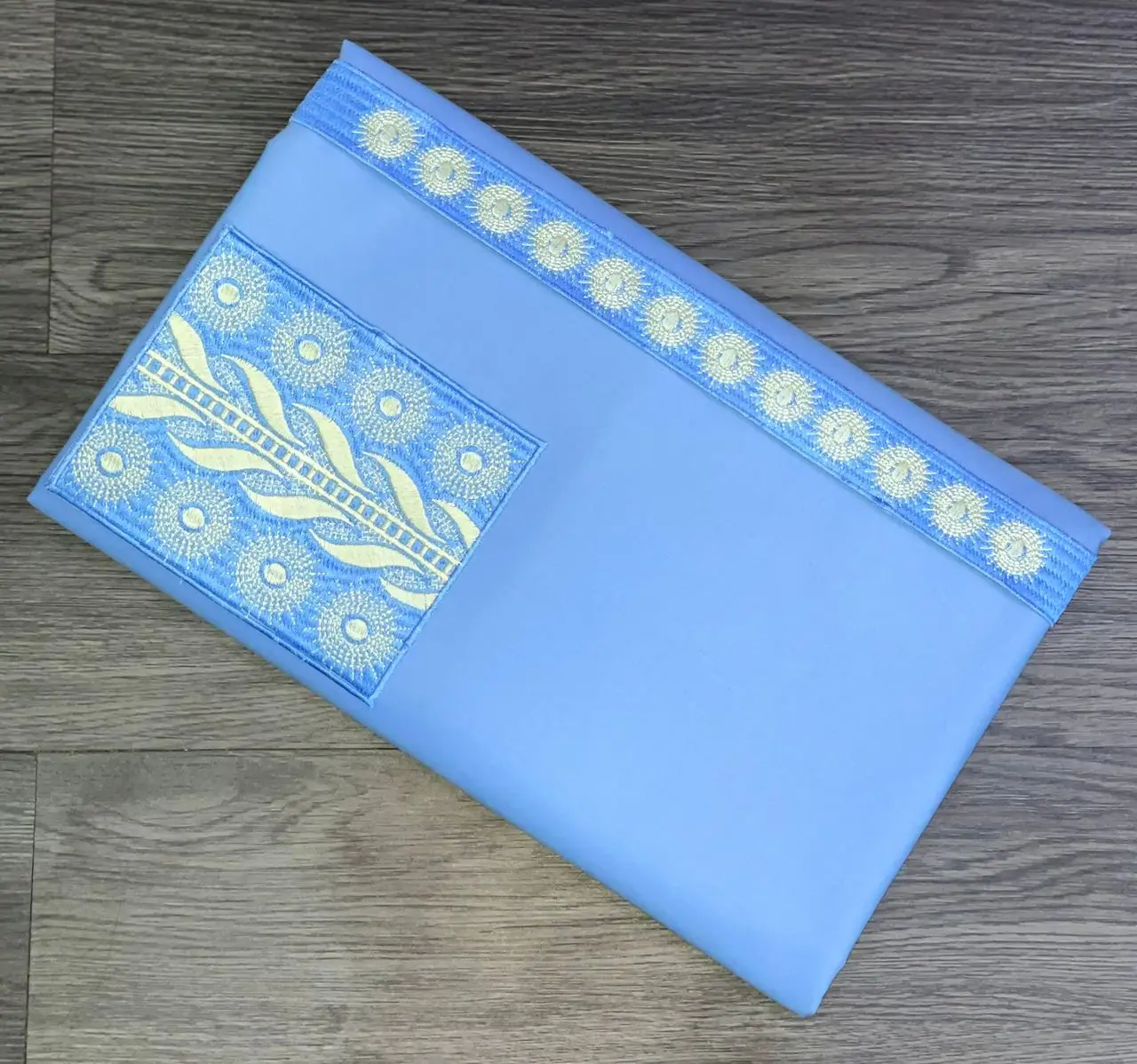 Vue alternative 5 - Tissu brodé 