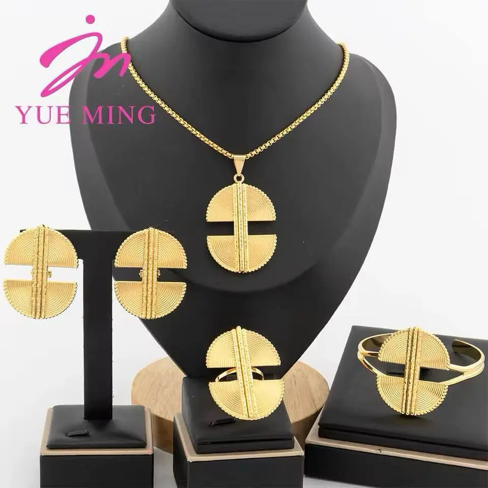 Vue alternative 4 - Collier et boucle femme