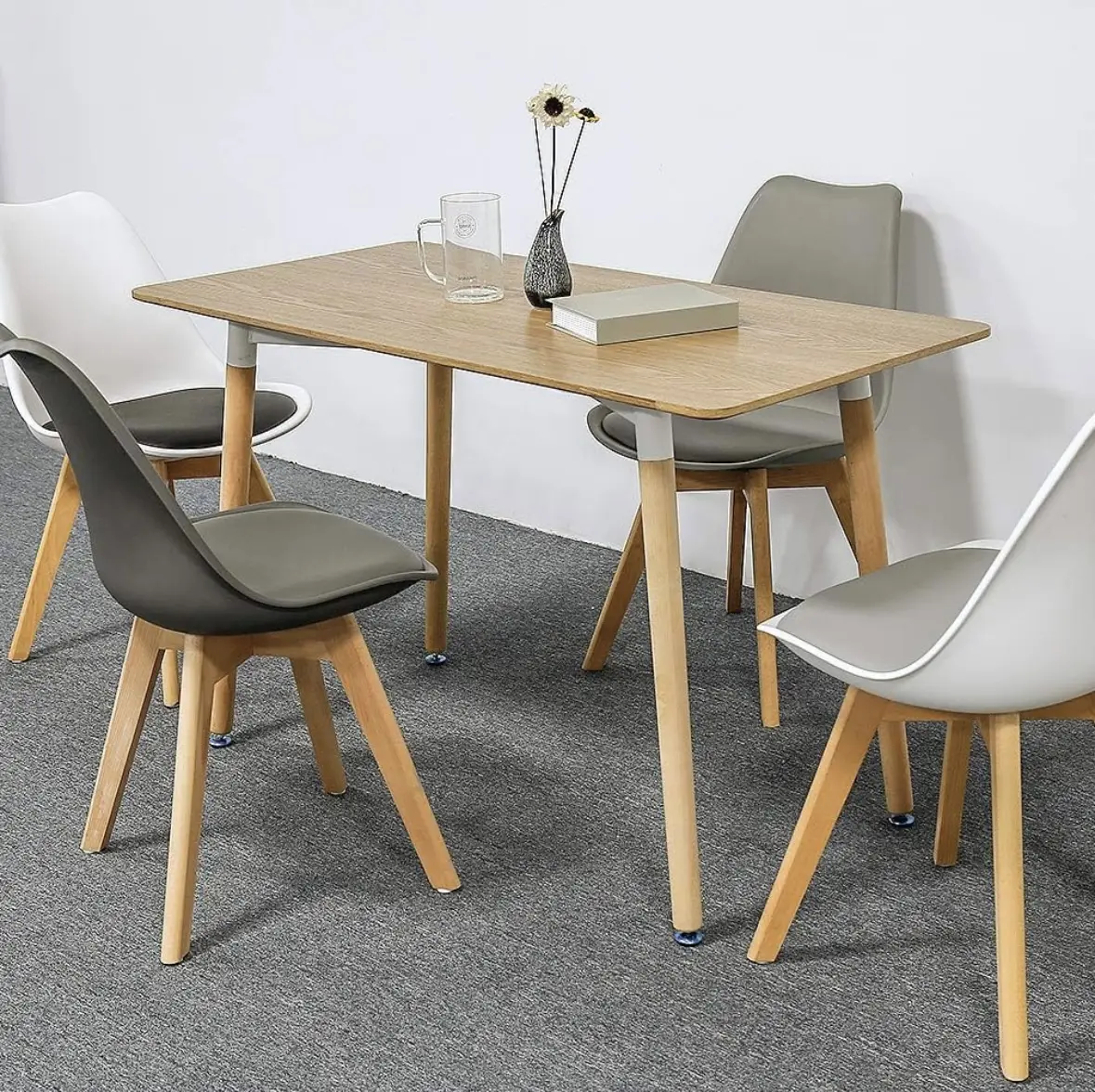 Vue alternative 1 - Table à manger, quatre places, modèle simple