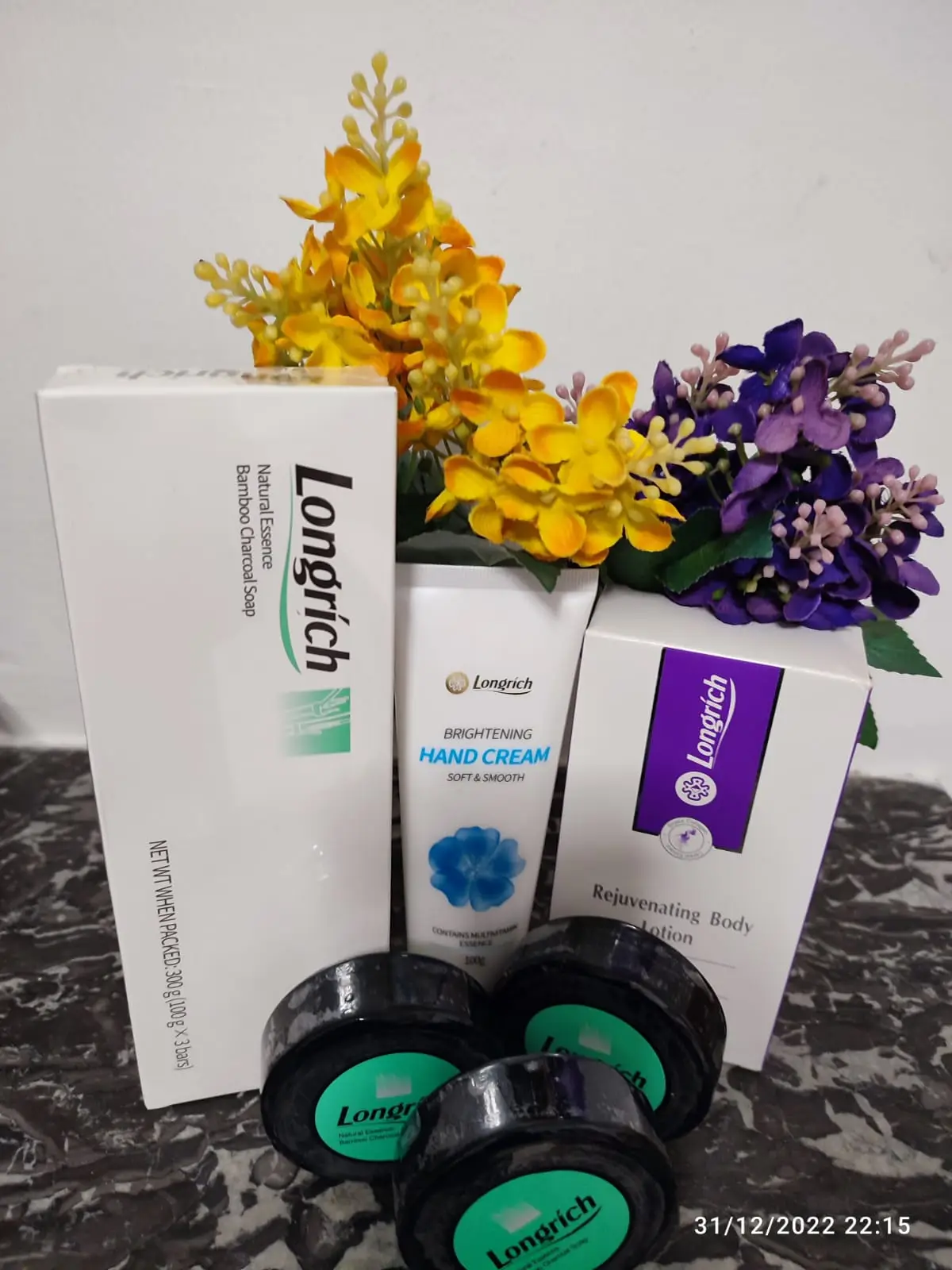 Vue alternative 1 - KIT ANTI-VERGETURE KIT Plusieurs personnes, hommes comme femmes luttent par moment avec des vergetures coriaces qui semblent résister aux traitements. Cet ensemble de produits Longrich est tout ce qu’il faut à toute personne qui désire mettre aux vergetur