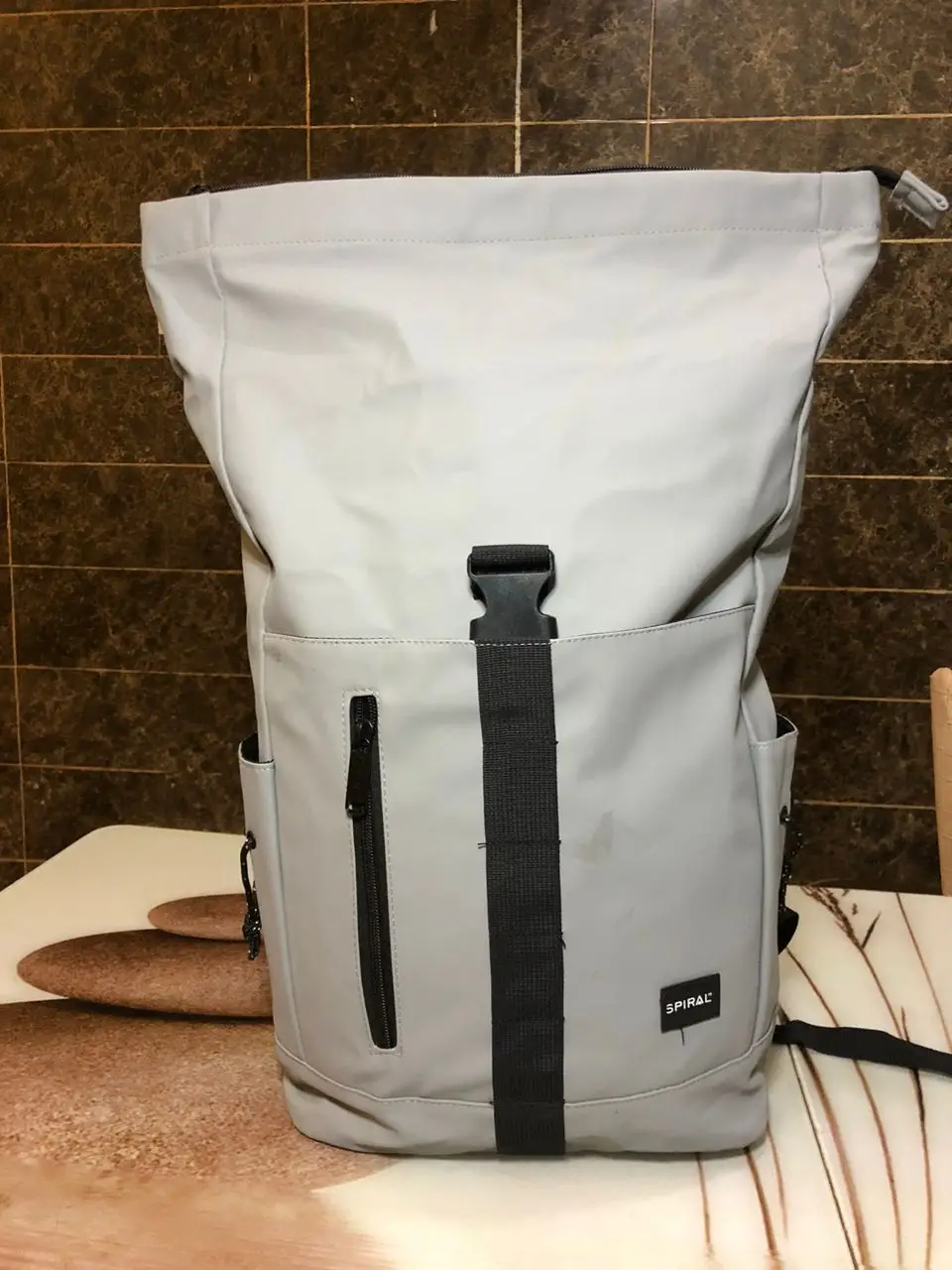 Vue alternative 3 - Sac à disponible