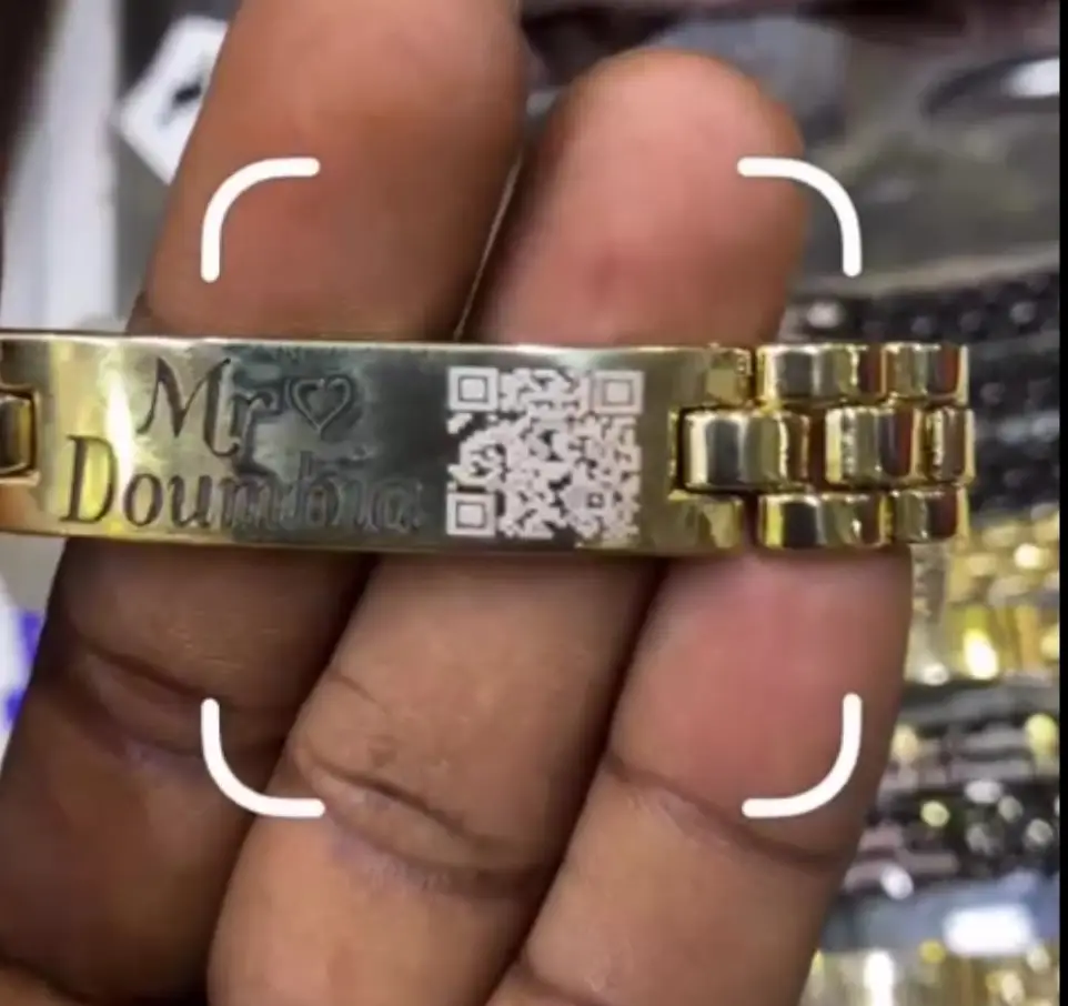 Vue alternative 1 - Bracelet QR Love