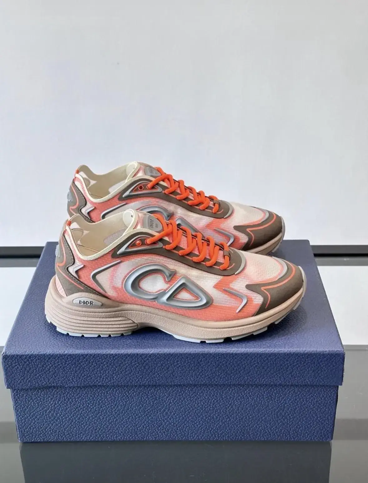 Vue alternative 1 - sneakers