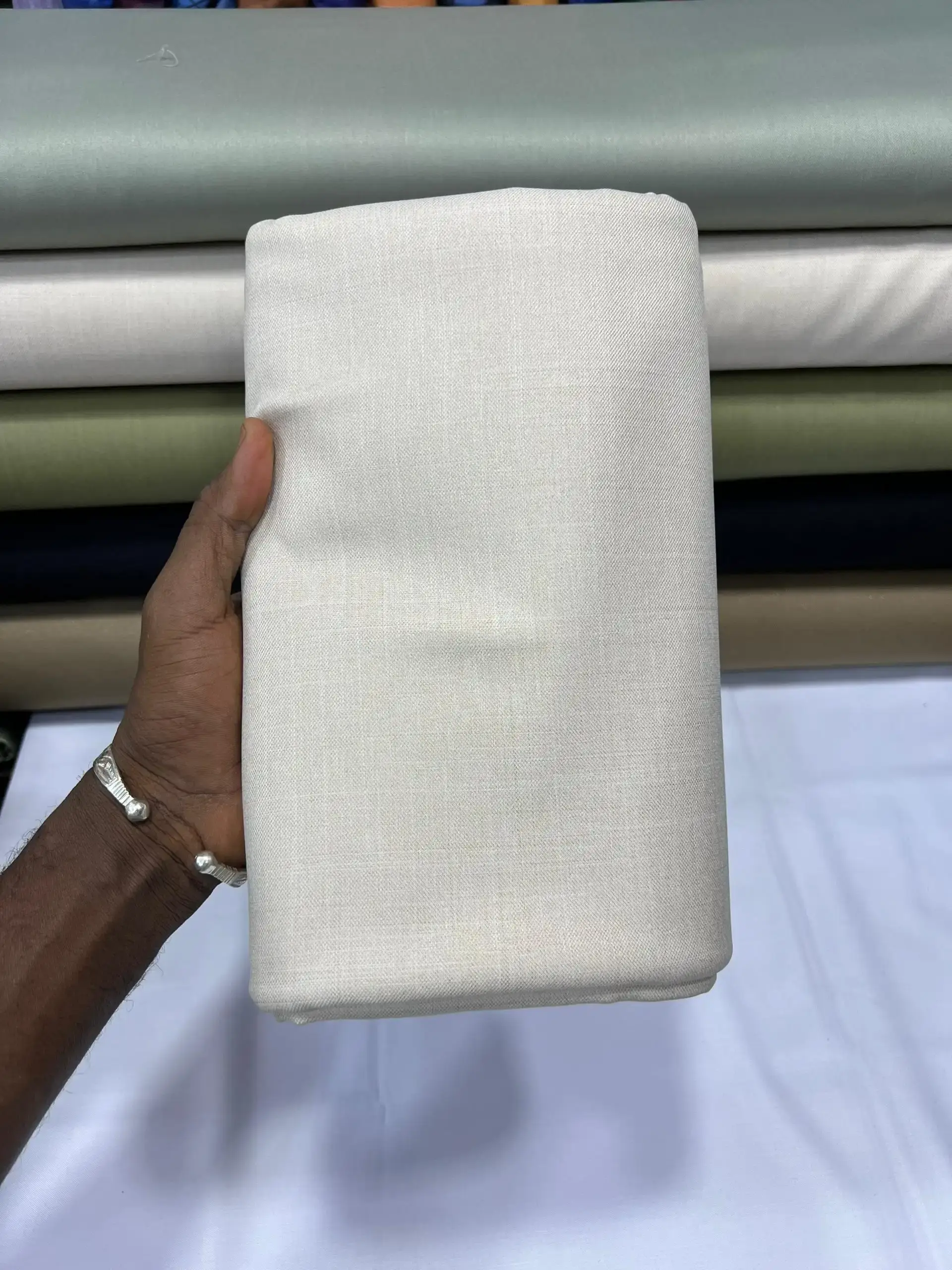 Vue alternative 4 - Tissu Premium – Élégance Rare & Distinction Absolue