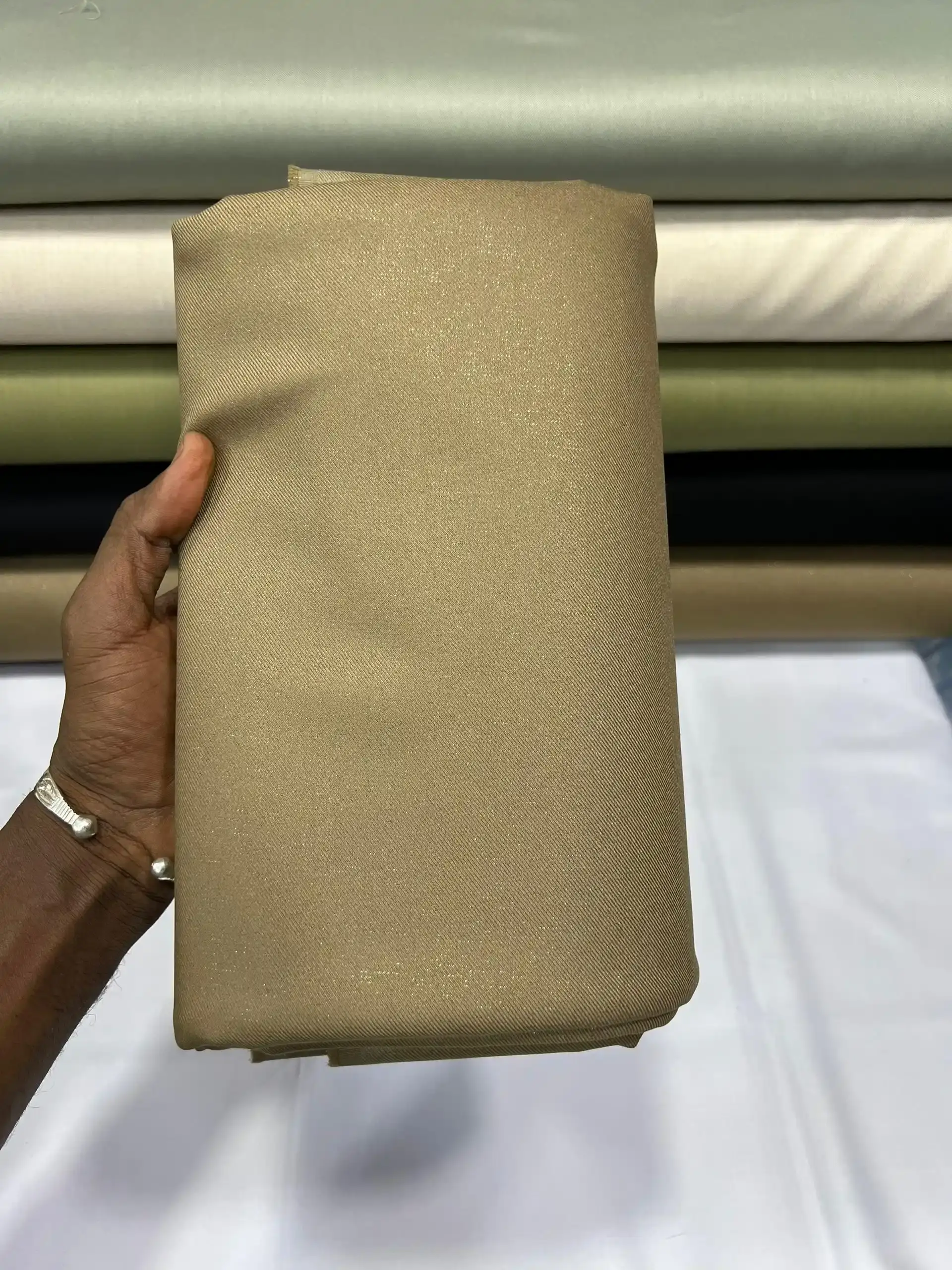 Vue alternative 5 - Tissu Premium – Élégance Rare & Distinction Absolue