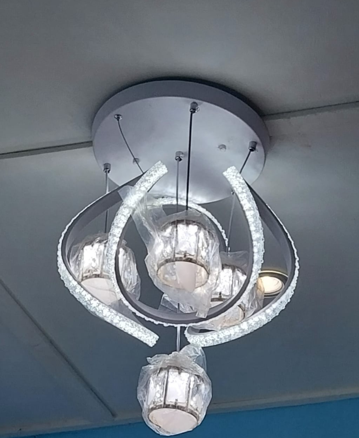 Lustre en led 3 couleurs ultra luxueux  - Vue détaillée 1