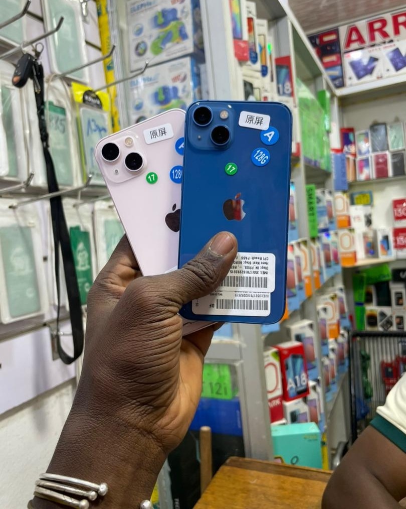 iPhone 13 simple  - Vue détaillée 2