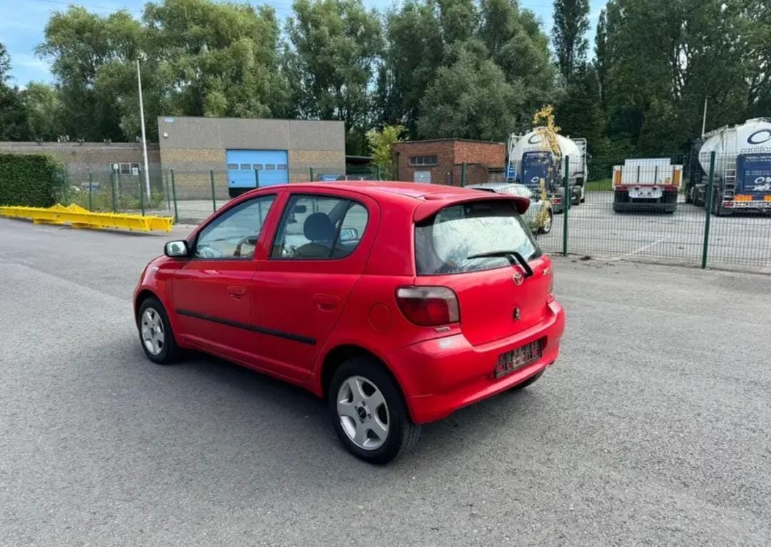 TOYATA YARIS 2002 ESSENCE MANUELLE  - Vue détaillée 2