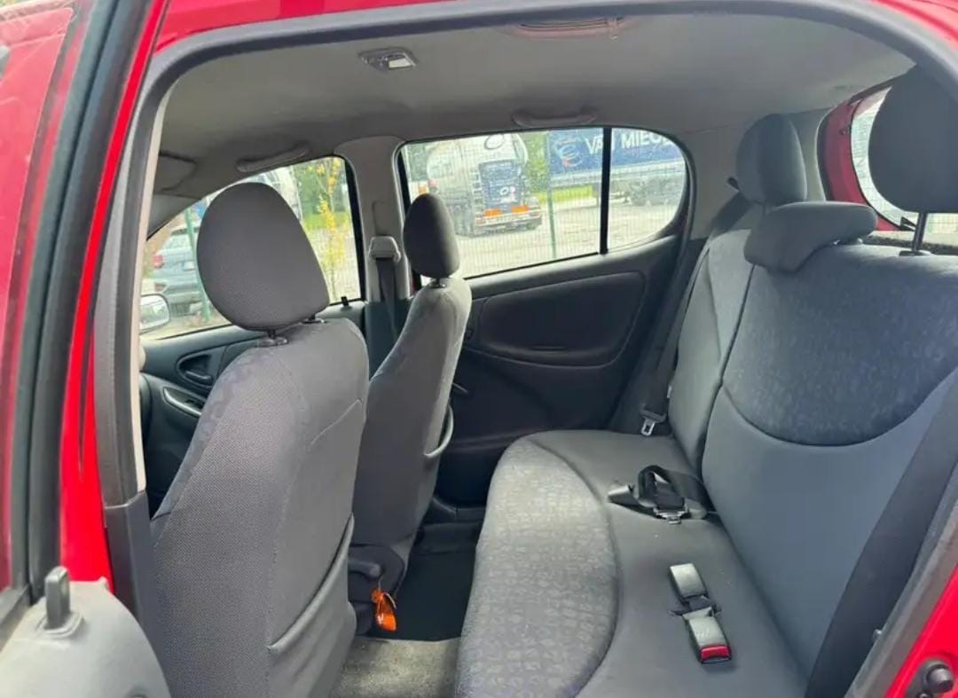 TOYATA YARIS 2002 ESSENCE MANUELLE  - Vue détaillée 4