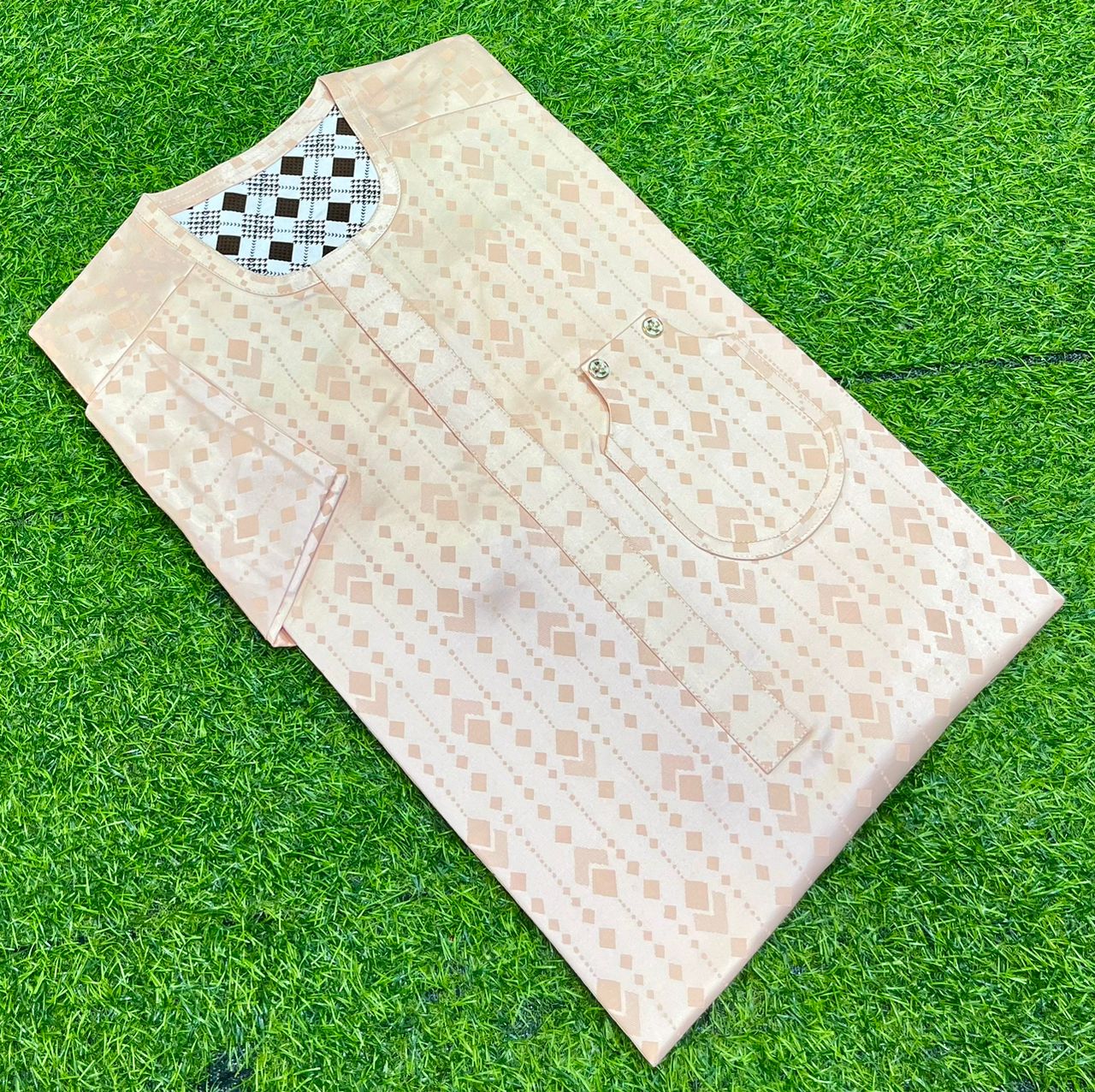 💎💎💫le Complet Original Nigérien - Haute Qualité et Élégance  ✨ Marque de Haute Qualité : Nos complets sont soigneusement cousus pour garantir une finition impeccable et une durabilité exceptionnelle.  👗 Tailles Standard : Disponibles en tailles standard p - Vue détaillée 2