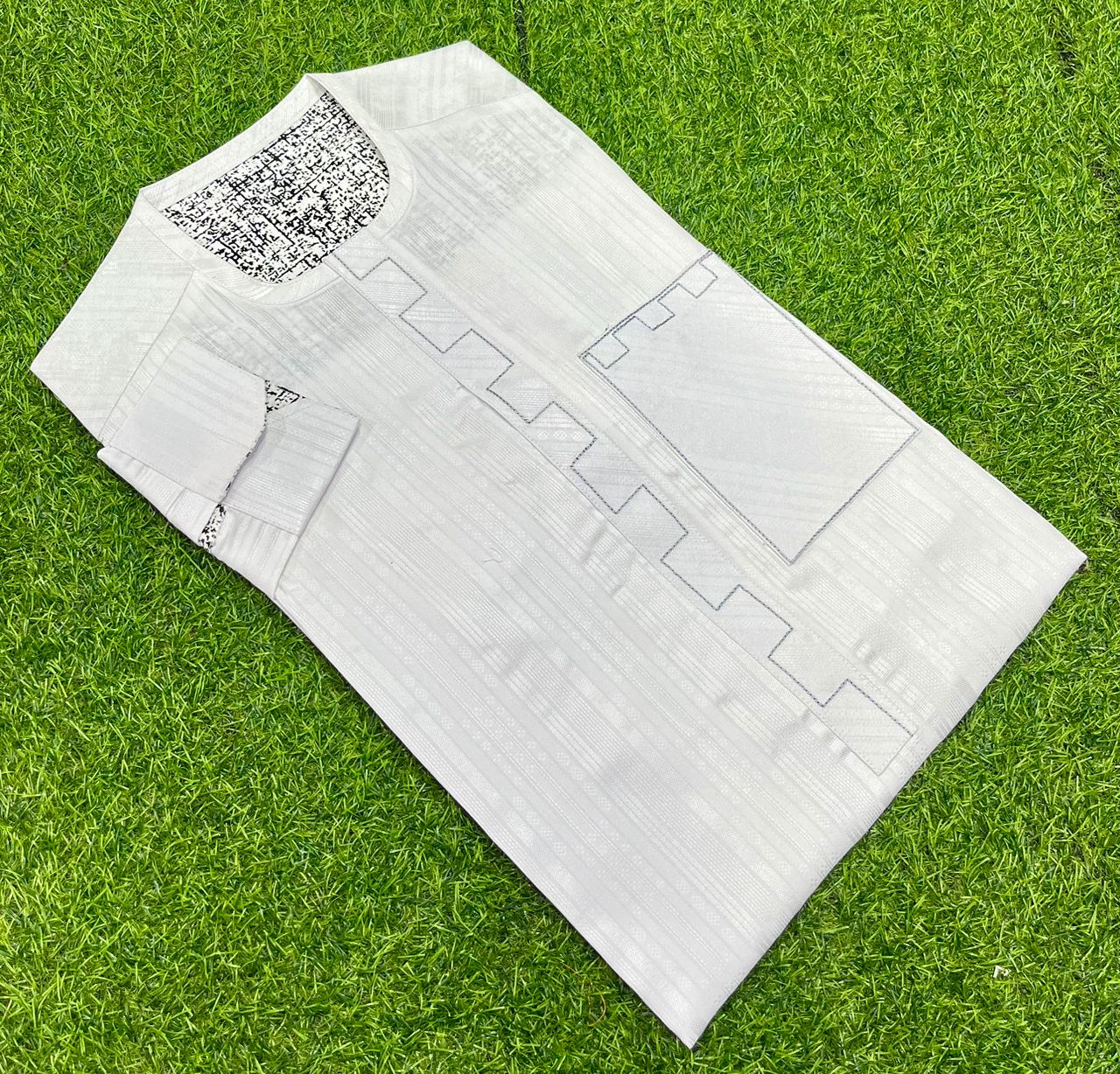 💎💎💫le Complet Original Nigérien - Haute Qualité et Élégance  ✨ Marque de Haute Qualité : Nos complets sont soigneusement cousus pour garantir une finition impeccable et une durabilité exceptionnelle.  👗 Tailles Standard : Disponibles en tailles standard p - Vue détaillée 6