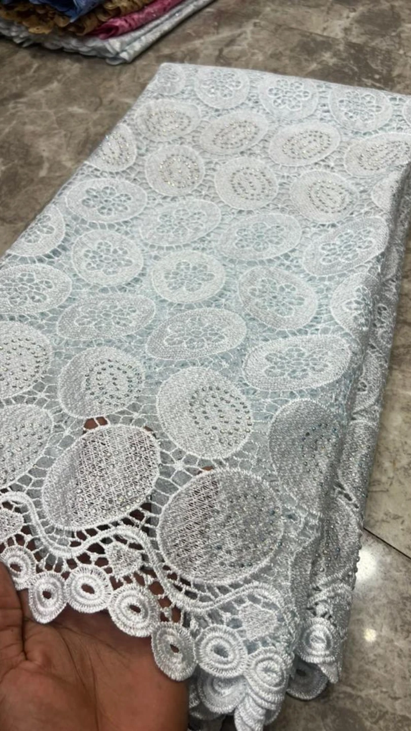 Brodé léger  - Vue détaillée 1