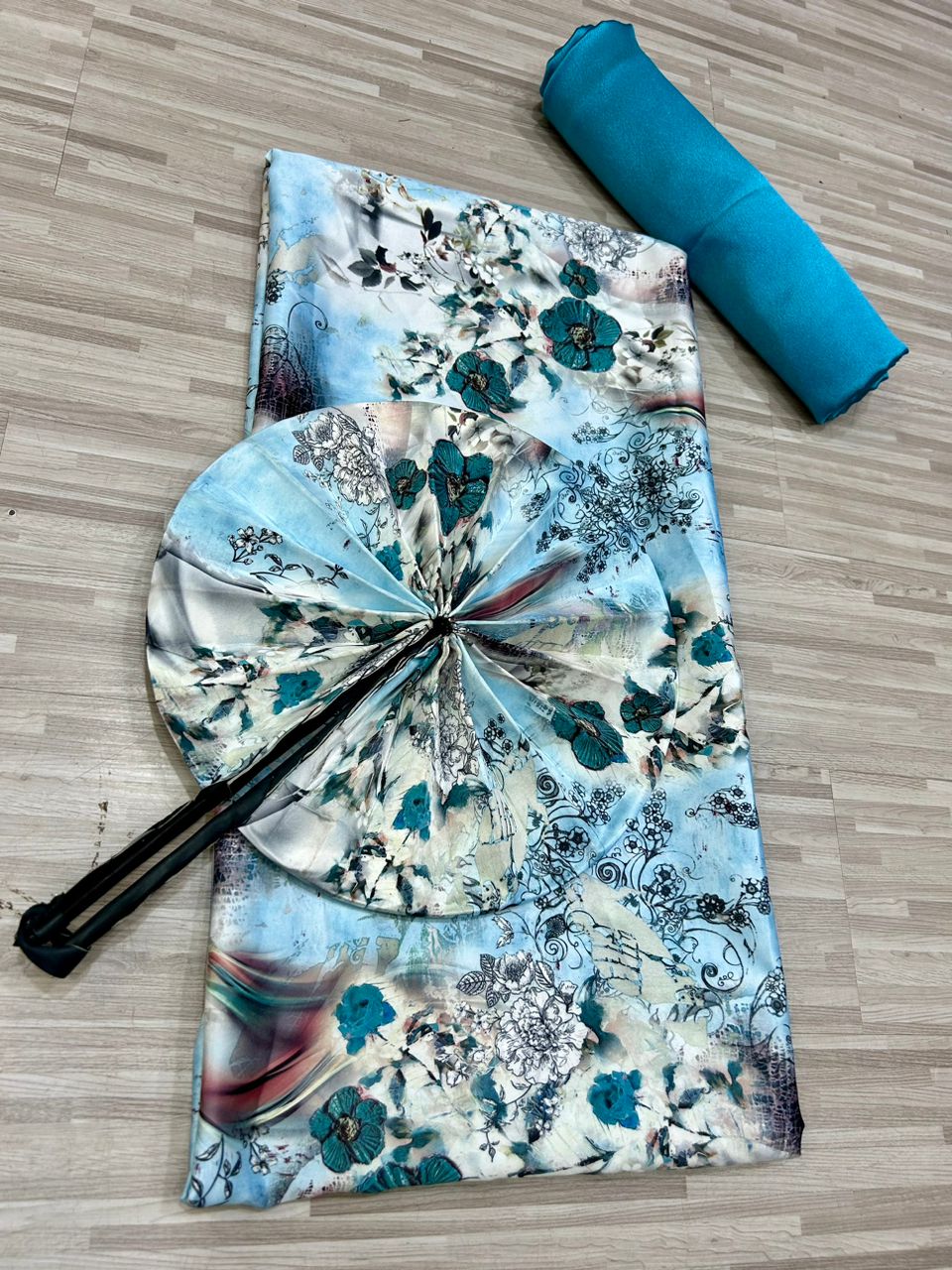 Ensemble de soie fleuries +éventails + satin - Vue détaillée 4