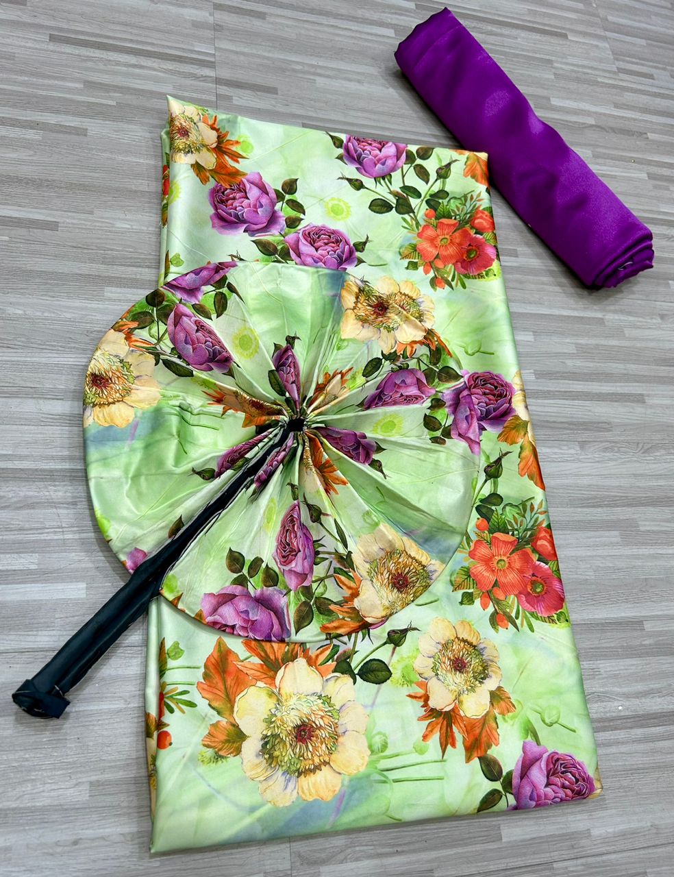Ensemble de soie fleuries +éventails + satin - Vue détaillée 5