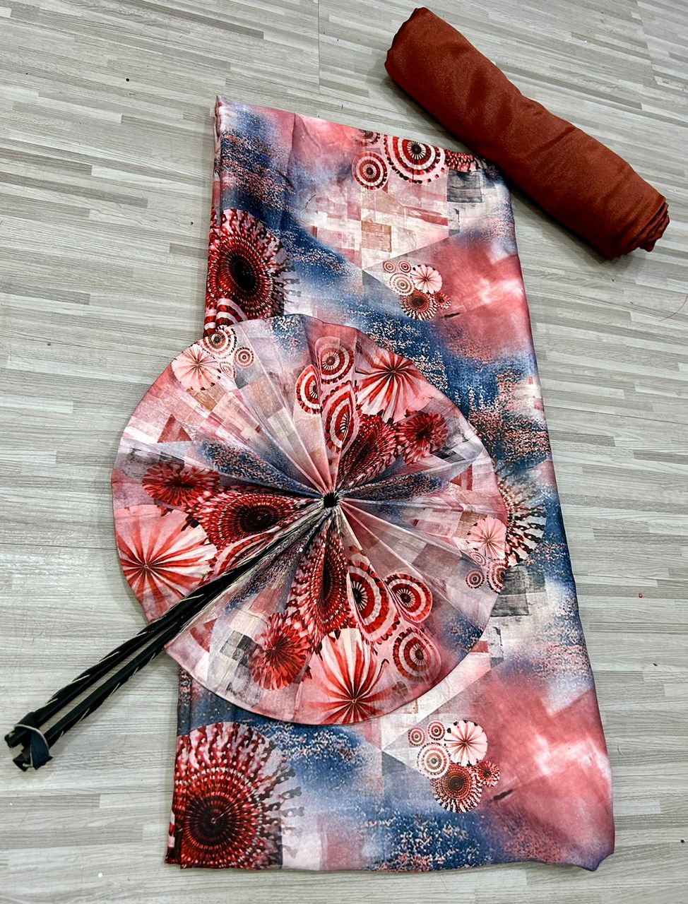 Ensemble de soie fleuries +éventails + satin - Vue détaillée 8