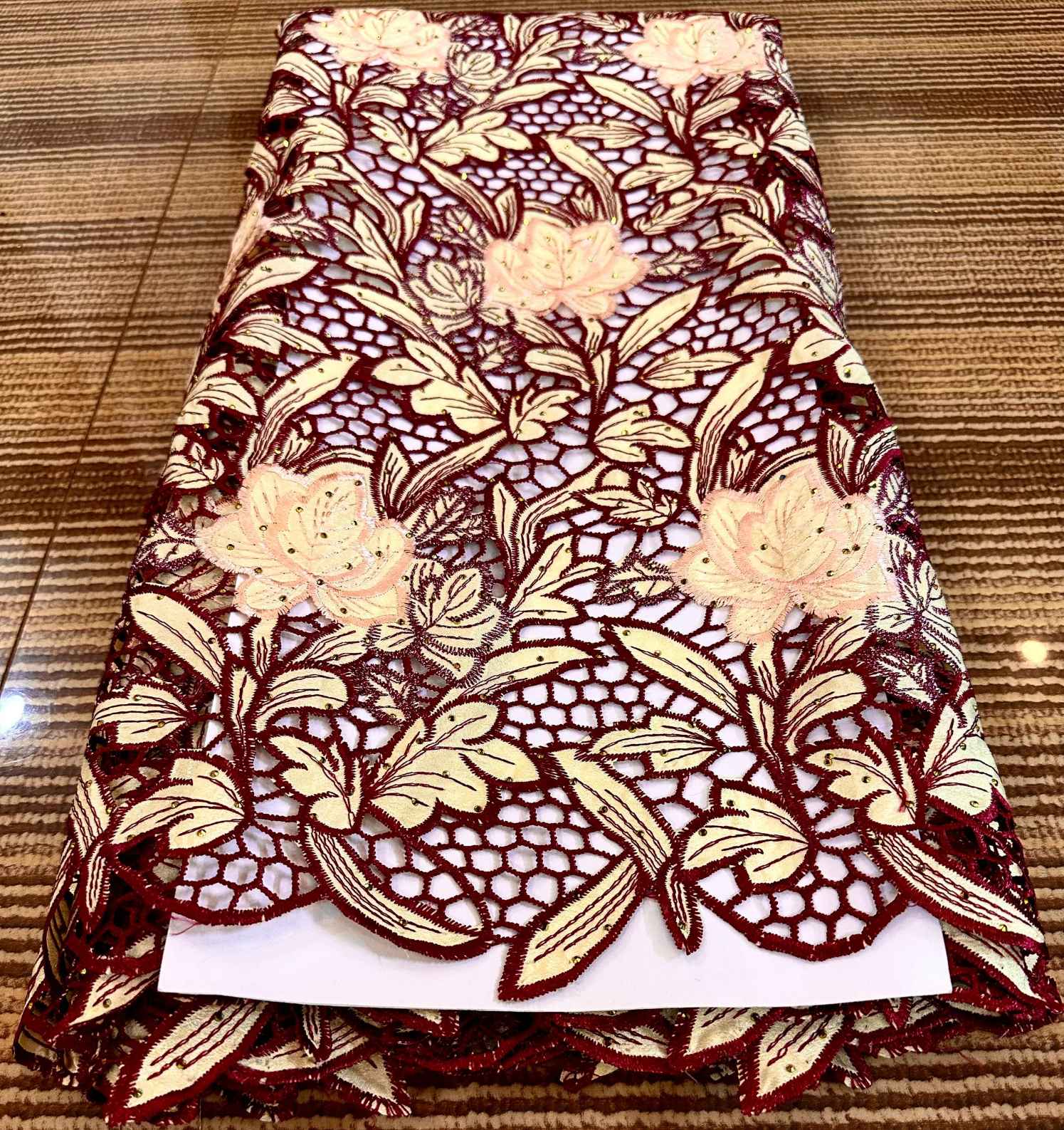 Dentelle brodée hkc  - Vue détaillée 1