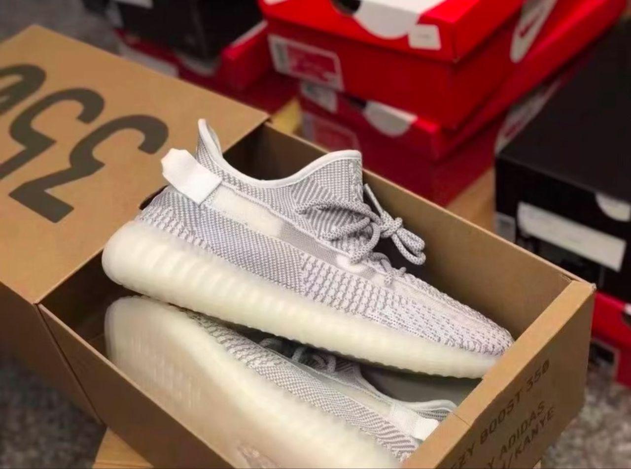 YEEZY - Vue détaillée 17