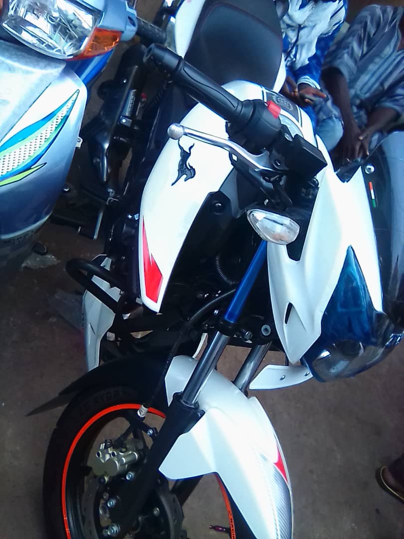 Moto Apache 160 - Vue détaillée 1